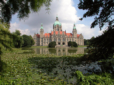 Rathaus hinter Seerosenteich